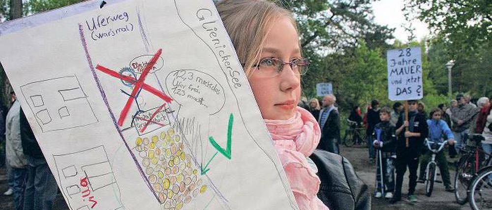 Protest auch von den Jüngsten. Die Groß Glienickerin Hanna demonstrierte gestern mit ihrem Vater und rund 80 weiteren Anwohnern für einen freien Uferweg am See.