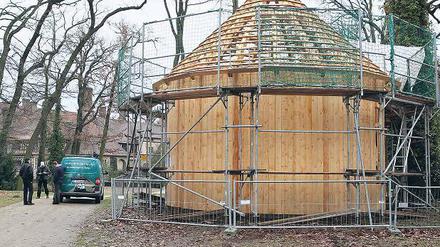 Das Borken- oder Eulenhäuschen im Neuen Garten ist wieder aufgebaut. Eine Nutzung ist jedoch nicht vorgesehen.