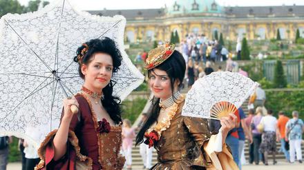Bunter Sommer: Die Organisatoren der Schlössernacht wollen noch mehr Kostüme in den Park von Sanssouci bringen. Viele Barockfans werden ihnen  wie schon in der Vergangenheit  gern dabei helfen.