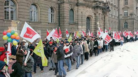 Sparpotenzial. Unternehmensberater empfehlen, die Stadtverwaltung soll künftig weniger Personal beschäftigen und Strukturen optimieren, um Geld zu sparen. Erst vor einer anderthalben Woche demonstrierten Angestellte der Stadt unter anderem für mehr Lohn.