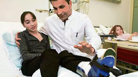 Operiert: Rosina und ihr Arzt Mojtaba Ghods. Das Mädchen ist das zweite Kind aus Afghanistan, das am Potsdamer Ernst von Bergmann-Klinikum kostenlos behandelt wurde.