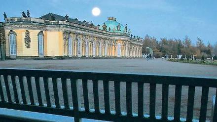 Nachts am Schloss, der Mond scheint helle. Ab dem kommenden Jahr sollen keine Wächter mehr nachts unterwegs sein.