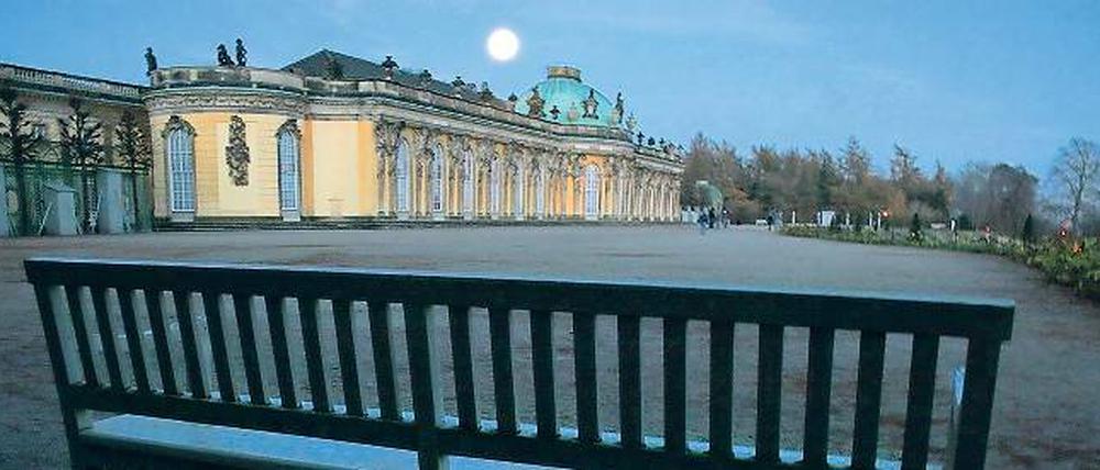 Nachts am Schloss, der Mond scheint helle. Ab dem kommenden Jahr sollen keine Wächter mehr nachts unterwegs sein.