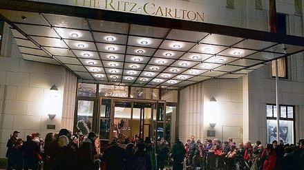 Große Runde im Ballsaal. HFF-Studentin Marleen Lohse entspannte sich beim Empfang im Ritz Carlton Hotel vom Diplom- und Drehstress (großes Bild). Andere nutzten die Gelegenheit, um Kontakte zu pflegen: Regisseur Andreas Dresen mit Rosa von Praunheim (rechts oben), Berlins Regierender Bürgermeister Klaus Wowereit mit Brandenburgs Wirtschaftsminister Ralf Christoffers (rechts Mitte), Produzentin Manuela Stehr mit Markus Hering (links unten). Mit Premieren-Herzklopfen kam das Henri-4-Team um Regisseur Jo Baier, Produzentin Cookie Ziesche und Schauspieler Julien Boisselier (unten Mitte).