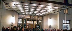 Große Runde im Ballsaal. HFF-Studentin Marleen Lohse entspannte sich beim Empfang im Ritz Carlton Hotel vom Diplom- und Drehstress (großes Bild). Andere nutzten die Gelegenheit, um Kontakte zu pflegen: Regisseur Andreas Dresen mit Rosa von Praunheim (rechts oben), Berlins Regierender Bürgermeister Klaus Wowereit mit Brandenburgs Wirtschaftsminister Ralf Christoffers (rechts Mitte), Produzentin Manuela Stehr mit Markus Hering (links unten). Mit Premieren-Herzklopfen kam das Henri-4-Team um Regisseur Jo Baier, Produzentin Cookie Ziesche und Schauspieler Julien Boisselier (unten Mitte).