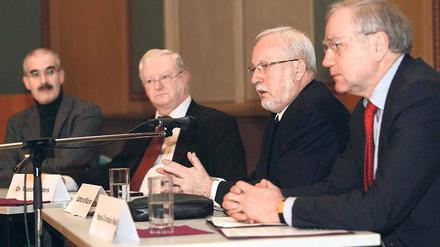 Kein Ministerium für gesamtdeutsche Antworten: Sergej Lochthofen, Rudolf Seiters, Lothar de Maiziére und Hans-Christian Maaß im Helmholtz-Gymnasium.