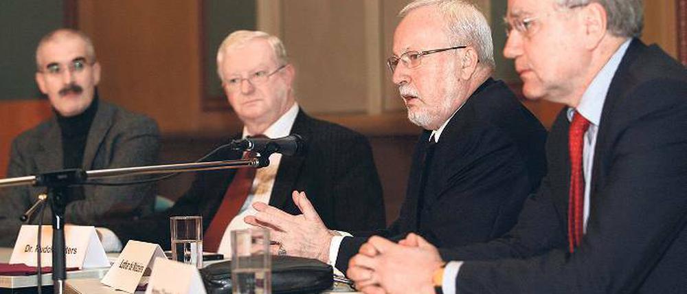 Kein Ministerium für gesamtdeutsche Antworten: Sergej Lochthofen, Rudolf Seiters, Lothar de Maiziére und Hans-Christian Maaß im Helmholtz-Gymnasium.