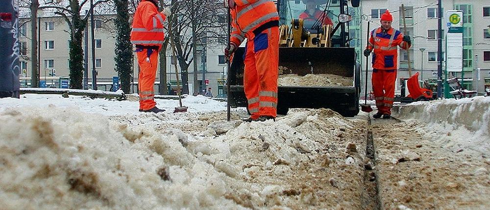 Mitarbeiter der Stadtentsorgung: Viel kritisiert, hat auch der Potsdamer Winterdienst seinen Preis. Wie hoch dieser wird, ist unklar  jeder Schneetag macht ihn teurer.