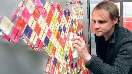 Letzter Putz. Björn Gripinski nahm am Sonntag in der Infobox für den Landtagsneu noch einmal den Lappen in die Hand. Heute wird die neue, von der Potsdamer Agentur Freybeuter konzipierte Ausstellung eröffnet.