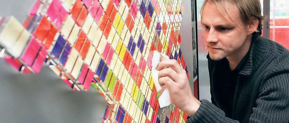 Letzter Putz. Björn Gripinski nahm am Sonntag in der Infobox für den Landtagsneu noch einmal den Lappen in die Hand. Heute wird die neue, von der Potsdamer Agentur Freybeuter konzipierte Ausstellung eröffnet.