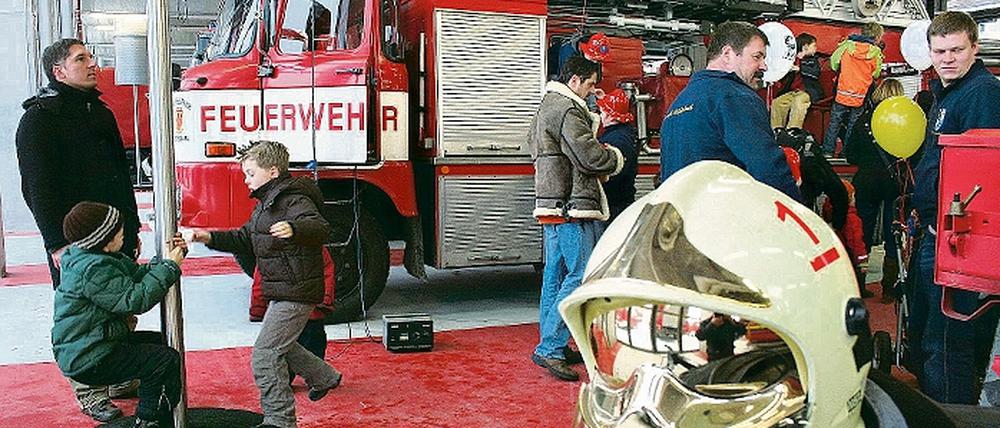 Kein Spielplatz im Ernstfall: Acht Meter kommen die Feuerwehrleute an diesen Stangen heruntergesaust, um schnell zu ihren Einsatzfahrzeugen zu gelangen.