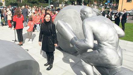 Vorwärts. Alejandra Ruddoff mit ihrer Skulptur Nach Vorn.