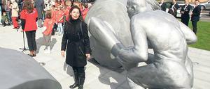 Vorwärts. Alejandra Ruddoff mit ihrer Skulptur Nach Vorn.