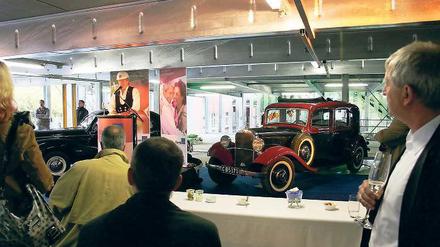 Auch zum Abstellen alter Autos geeignet: Als Kulisse für das gestrige Richtfest für das neue Parkhaus in der Hebbelstraße dienten zwei Oldtimer  ein Mercedes-Benz sowie ein Peugeot 203. Das Monatsticket für ein Stellplatz soll ab 100 Euro zu haben sein.
