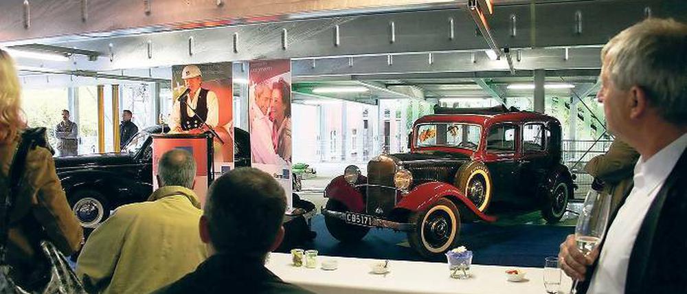 Auch zum Abstellen alter Autos geeignet: Als Kulisse für das gestrige Richtfest für das neue Parkhaus in der Hebbelstraße dienten zwei Oldtimer ein Mercedes-Benz sowie ein Peugeot 203. Das Monatsticket für ein Stellplatz soll ab 100 Euro zu haben sein.