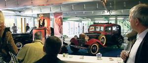 Auch zum Abstellen alter Autos geeignet: Als Kulisse für das gestrige Richtfest für das neue Parkhaus in der Hebbelstraße dienten zwei Oldtimer  ein Mercedes-Benz sowie ein Peugeot 203. Das Monatsticket für ein Stellplatz soll ab 100 Euro zu haben sein.