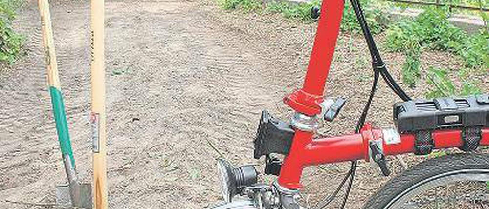 Asphalt statt Zuckersand: 130 Meter unbefestigter Uferweg auf dem Grundstück der Villa Carlshagen am Luftschiffhafen werden zum befestigten Radweg ausgebaut.