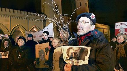 Gegen den Kuschelkurs: Etwa 200 Potsdamer haben gestern erneut gegen stasibelastete Abgeordnete im Landtag protestiert. In den Händen hielten sie Flugblätter mit dem Bild Platzecks (SPD), wie er Linke-Fraktionschefin Kerstin Kaiser, frühere IM, busselt.