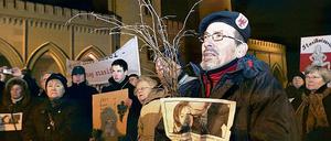 Gegen den Kuschelkurs: Etwa 200 Potsdamer haben gestern erneut gegen stasibelastete Abgeordnete im Landtag protestiert. In den Händen hielten sie Flugblätter mit dem Bild Platzecks (SPD), wie er Linke-Fraktionschefin Kerstin Kaiser, frühere IM, busselt.
