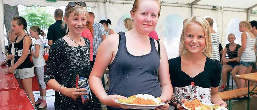 Der Spaß kommt nicht zu kurz. Ramona Schmidt, Tine Padezki und Line Vester gehen die anstehende Weltmeisterschaft mit viel Vorfreude an. (v.l.n.r.) Auch Thea Olsen und Sophie Goth (links oben) sind zufrieden: Das Essen schmeckt besonders, weil bereits am Vormittag ausgiebig trainiert wurde.