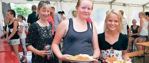 Der Spaß kommt nicht zu kurz. Ramona Schmidt, Tine Padezki und Line Vester gehen die anstehende Weltmeisterschaft mit viel Vorfreude an. (v.l.n.r.) Auch Thea Olsen und Sophie Goth (links oben) sind zufrieden: Das Essen schmeckt besonders, weil bereits am Vormittag ausgiebig trainiert wurde.