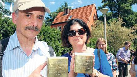 Steine im Weg des Vergessens: David Rosenbaum und Betty Shlomi mit den Stolpersteinen für ihre Großeltern.