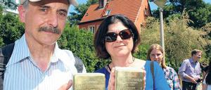 Steine im Weg des Vergessens: David Rosenbaum und Betty Shlomi mit den Stolpersteinen für ihre Großeltern.