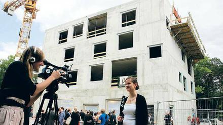 Der Rohbau steht: Im Frühjahr soll das Gebäude an der August-Bebel-Straße fertig sein und dann auch optisch an die Medienbranche erinnern.