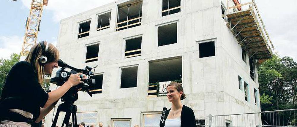 Der Rohbau steht: Im Frühjahr soll das Gebäude an der August-Bebel-Straße fertig sein und dann auch optisch an die Medienbranche erinnern.