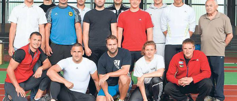 Vorbereitung auf die neue Bob-Saison. Die Trainer Jörg Weber (l.) und Heinz Rieger (r.) mit den von ihnen betreuten Anschiebern (hinten v. l.) Thomas Pöge, Alexander Metzger, Jochen Müller, Florian Kunze, René Tiefert, Felix Zínsius, Christian Poser und Peter Tiefert sowie (vorn v. l.) Gino Gerhardi, Kevin Kuske, Andreas Barucha, Stephanie Schneider und Ron Kratzenberg. Einige weitere Anschieber fehlen auf dem Foto.