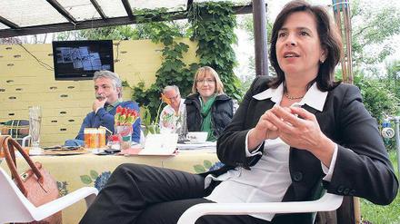 Auftakt im Kleingarten. Die OB-Kandidatin der CDU, Barbara Richstein (r.) startete nach ihrer offiziellen Nominierung gleich in den Wahlkampf. Gestern besuchte sie die Laubenpieper der Kleingartensparte Krähenbusch. 