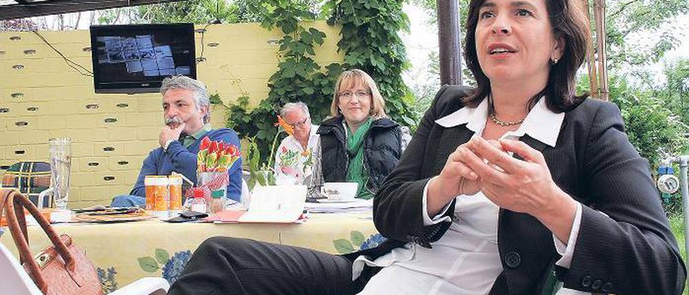 Auftakt im Kleingarten. Die OB-Kandidatin der CDU, Barbara Richstein (r.) startete nach ihrer offiziellen Nominierung gleich in den Wahlkampf. Gestern besuchte sie die Laubenpieper der Kleingartensparte Krähenbusch. 
