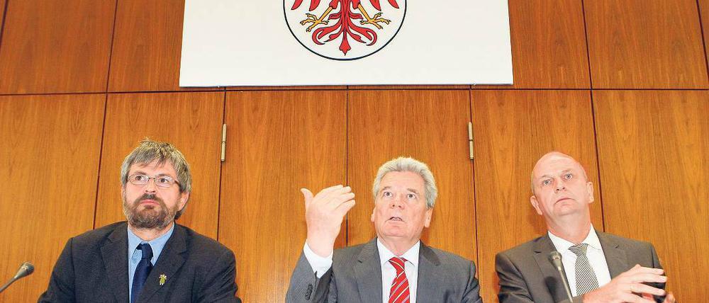 Rundreise. Joachim Gauck, der von SPD und Grünen nominierte Präsidentschaftskandidat, besuchte am Dienstag in Potsdam die Landtagsfraktionen von Grünen und SPD und sprach auch mit den Fraktionschefs Axel Vogel (Grüne, l.) und Dietmar Woidke (r.).