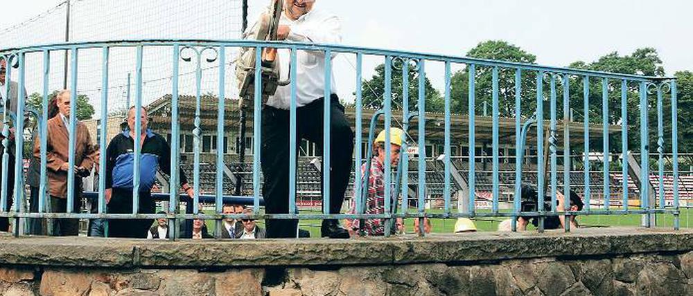 Speers Spatenstich: Mit einer Flex rückte Brandenburgs Innenminister und Präsident des Fußballdrittligisten SV Babelsberg 03 dem Karli-Tribünengeländer zu Leibe. Der Zuschauerblock weicht einem Neubau.
