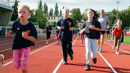 Die Solidarität der Kinder: Im Luftschiffhafen-Stadion laufen selbst die Kleinsten zugunsten der Altenhilfe.