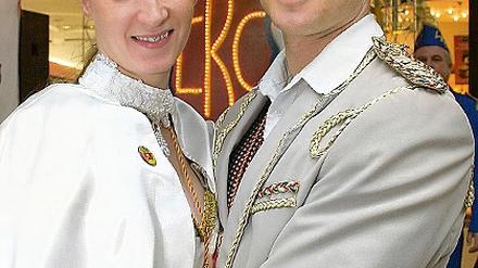 Für Jecken ist Lachen die Medizin. Zum Faschingsstart übernahmen das LKC-Prinzenpaar Christian I. und Sabrina I. (Bild unten l.) und das PKC-Prinzenpaar Anke I. und Marco I. (Bild u. r.) die Zepter von Potsdam und Babelsberg.