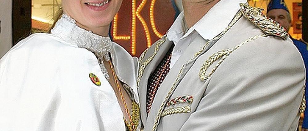 Für Jecken ist Lachen die Medizin. Zum Faschingsstart übernahmen das LKC-Prinzenpaar Christian I. und Sabrina I. (Bild unten l.) und das PKC-Prinzenpaar Anke I. und Marco I. (Bild u. r.) die Zepter von Potsdam und Babelsberg.