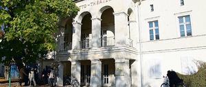 Einst Tanzgaststätte, dann Theater. Nun wird das Haus in der Zimmerstraße zum Depot und Werkstatt der Schlösserstiftung. Der Umbau begann in dieser Woche. 
