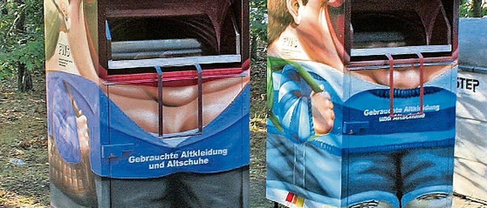 Lustig angezogen präsentieren sich diese Altkleidercontainer.