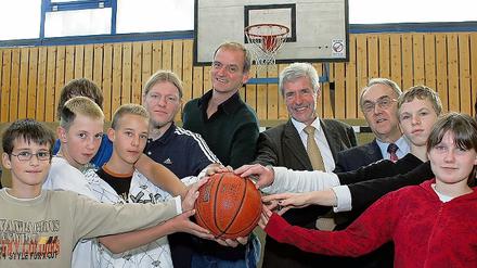 Ein Team beim Basketball-Projekt: Schüler, Lehrer, Alba und die Sparkasse.