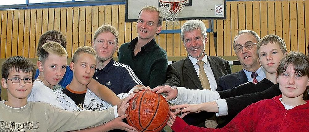 Ein Team beim Basketball-Projekt: Schüler, Lehrer, Alba und die Sparkasse.