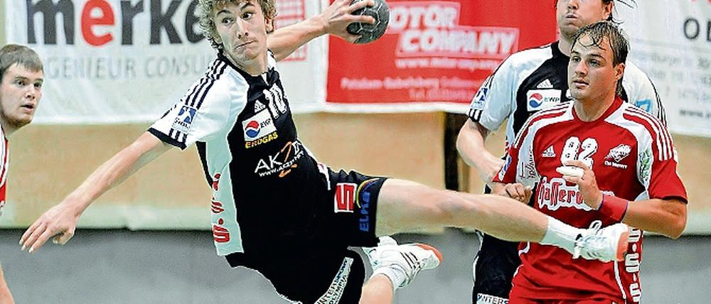 Im Anflug auf den dritten Sieg. Jan Piske (vorn) erzielte in der zweiten Halbzeit ein wichtiges Tor. Der VfL-Rechtsaußen gewann mit seinem Team die letzten drei Punktspiele in der 2. Bundesliga Nord.