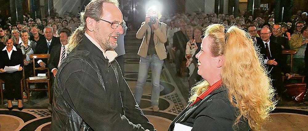 Karin Juhasz, Mitarbeiterin der Stadtverwaltung, gratuliert Joachim Johnny Lehmann zum Ehrenamtspreis. Lehmann erhielt ihn für sein vielfältiges soziales Engagement im Wohngebiet Drewitz/Kirchsteigfeld.