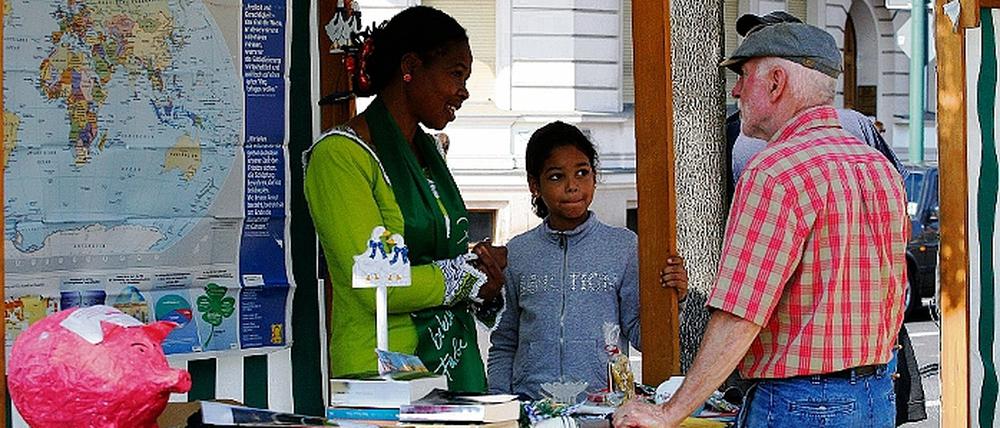 Lauter Protest: Viele Potsdamer hatten Tröten mitgebracht, um am Sonntag die Kundgebung der DVU auf dem Luisenplatz zu übertönen (Bild oben). Fast hätte die rechtsextreme Partei ihre Veranstaltung abbrechen müssen, als ein Antifa-Aktivist die Tonanlage der DVU zerstören wollte (Bild unten links). Am Brandenburger Tor fand parallel ein Toleranzfest mit 2500 Teilnehmern statt  Völkerverständigung inklusive.
