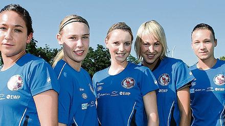 Trainingsauftakt bei Turbine. Nadine Keßler, Kristin Demann, Corina Schröder, Lena Hohlfeld und Josephine Henning (oben von links) sind Potsdamer Neuzugänge. Sie wurden wie die anderen Spieler im Luftschiffhafen von Chefcoach Bernd Schröder (unten links) und seinen Assistenten mit Intervallübungen, Seilspringen und 5000-Meter-Läufen für die kommenden Vorbereitungswochen warm gemacht.