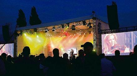 Mehr als 60 000 Besucher kamen allein zu den Konzerten von David Garrett (li.u.), Phil Bates &amp; ELB (u.2.v.l.) und des Kammerorchesters Potsdam (u.2.v.r.) beim neunten Stadtwerke-Festival am Wochenende im Potsdamer Lustgarten. Erstmalig wurde während des Festes mit dem Wissenschaftstag und dem Familiennachmittag das Spektrum des potenziellen Publikums erweitert. Am Sonntag waren auch die Maus und Tabaluga aus den gleichnamigen Fernsehshows zu sehen.