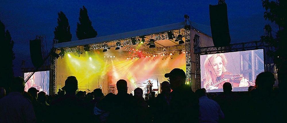Mehr als 60 000 Besucher kamen allein zu den Konzerten von David Garrett (li.u.), Phil Bates &amp; ELB (u.2.v.l.) und des Kammerorchesters Potsdam (u.2.v.r.) beim neunten Stadtwerke-Festival am Wochenende im Potsdamer Lustgarten. Erstmalig wurde während des Festes mit dem Wissenschaftstag und dem Familiennachmittag das Spektrum des potenziellen Publikums erweitert. Am Sonntag waren auch die Maus und Tabaluga aus den gleichnamigen Fernsehshows zu sehen.