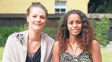 Pausengespräch. Julia Tietz (links) aus Potsdam und Simret Cheena-Innis aus London beschäftigen sich beim internationalen M100 Workshop für junge Journalisten mit der Frage, wie man bildungsferne Jugendliche mit Informationen versorgen kann.