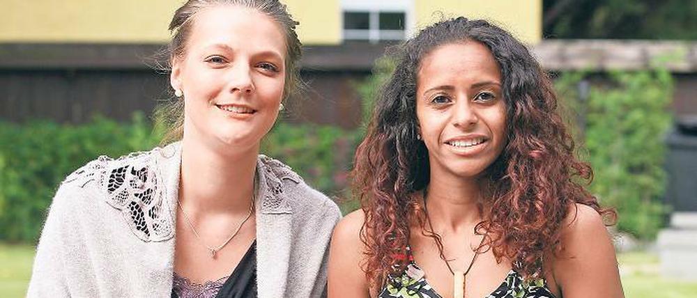 Pausengespräch. Julia Tietz (links) aus Potsdam und Simret Cheena-Innis aus London beschäftigen sich beim internationalen M100 Workshop für junge Journalisten mit der Frage, wie man bildungsferne Jugendliche mit Informationen versorgen kann.