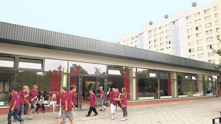 Sanierte DDR-Architektur. Die alte Halle im Zentrum-Ost ist wieder ein Speisesaal für die beiden Schulen am Standort. Ein Privatinvestor hat das Haus sanieren lassen und vermietet es an die Stadt. Um es komplett nutzen zu können, fehlen noch 3000 Euro.